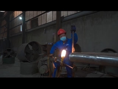 De grondstoffen voor roestvrijstalen buizen worden vóór de productie gepolijst om gebreken te verwijderen